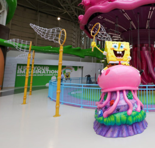 11' SpongeBob on Jellyfish Photo Opp; Eight Standing Nets